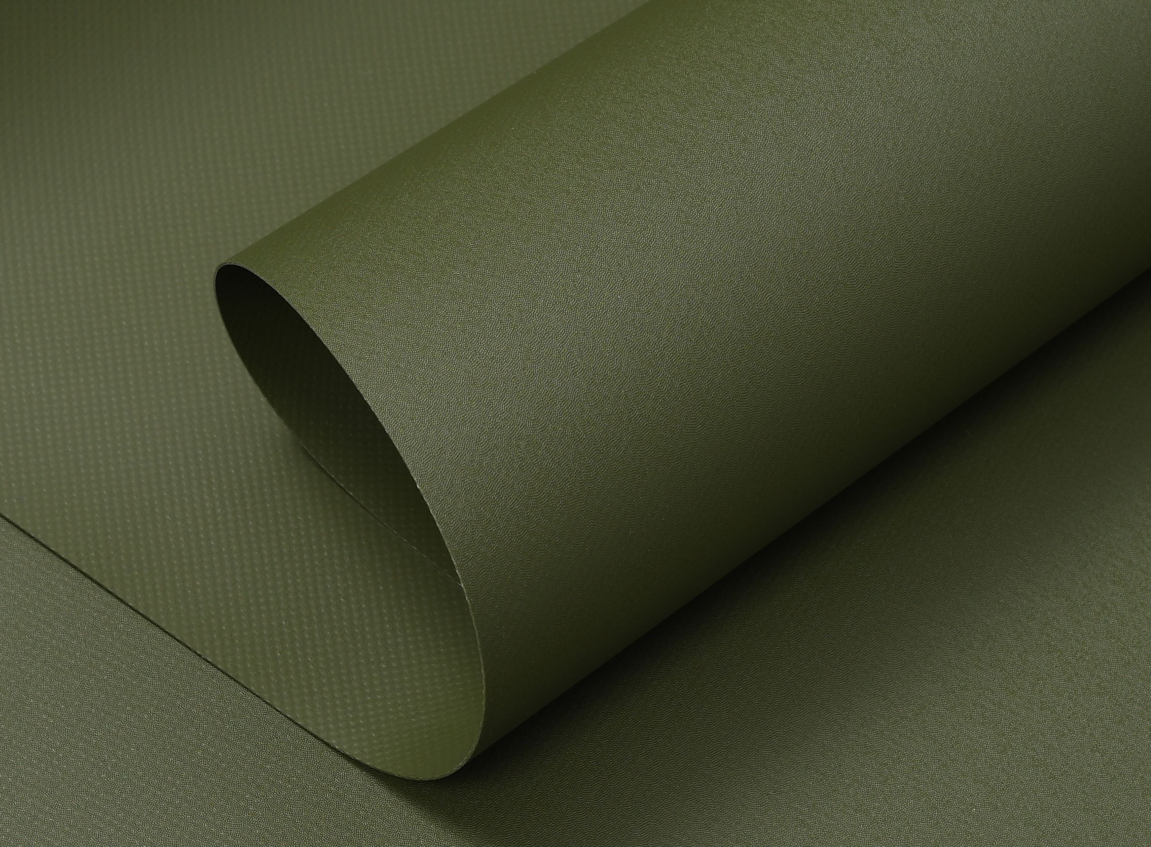 Membrana verde oliva SATTLER PRO-TEX con superficie supermate, diseñada específicamente para el sector de defensa.