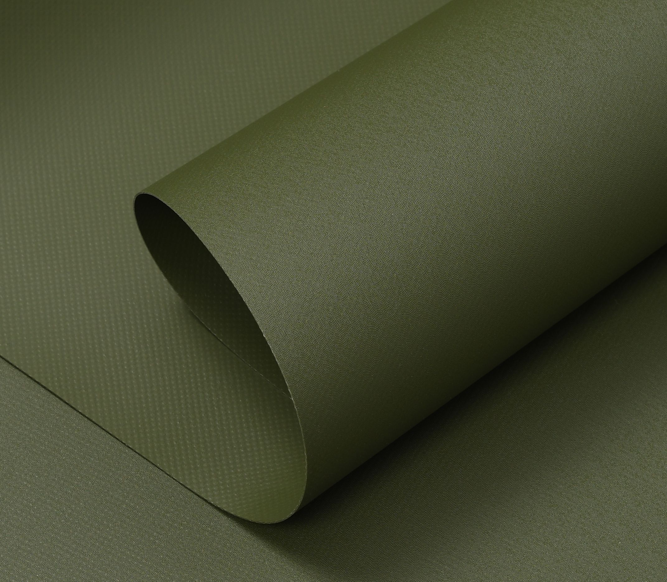 Olivgrüne SATTLER PRO-TEX Membran mit supermatter Oberfläche, speziell entwickelt für Anwendungen im Verteidigungssektor.