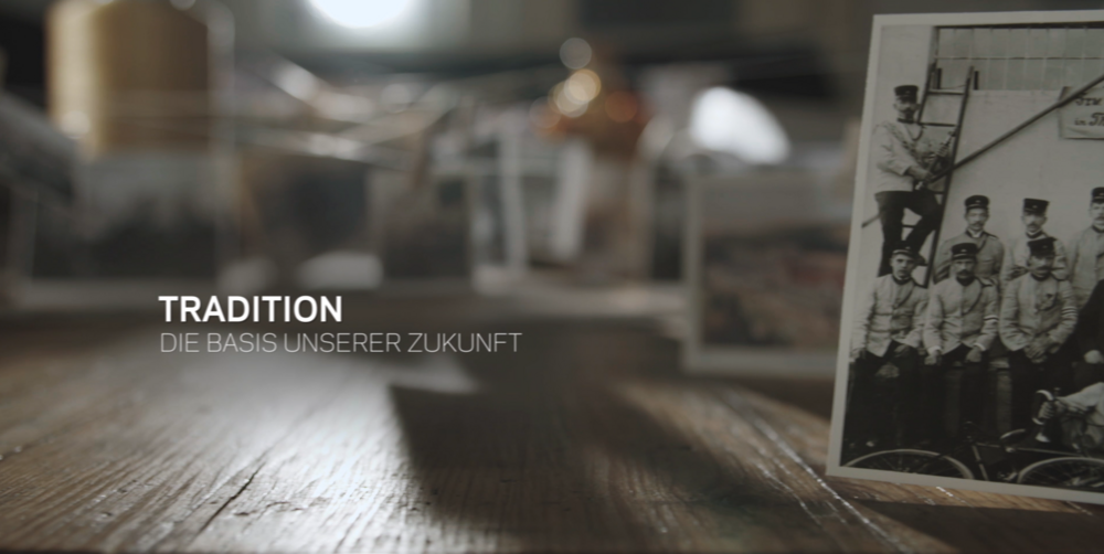 Video, das die Geschichte, die Werte und die Wertschöpfung von SATTLER PRO-TEX zeigt und das Engagement des Unternehmens für Qualität, Innovation und Nachhaltigkeit hervorhebt.